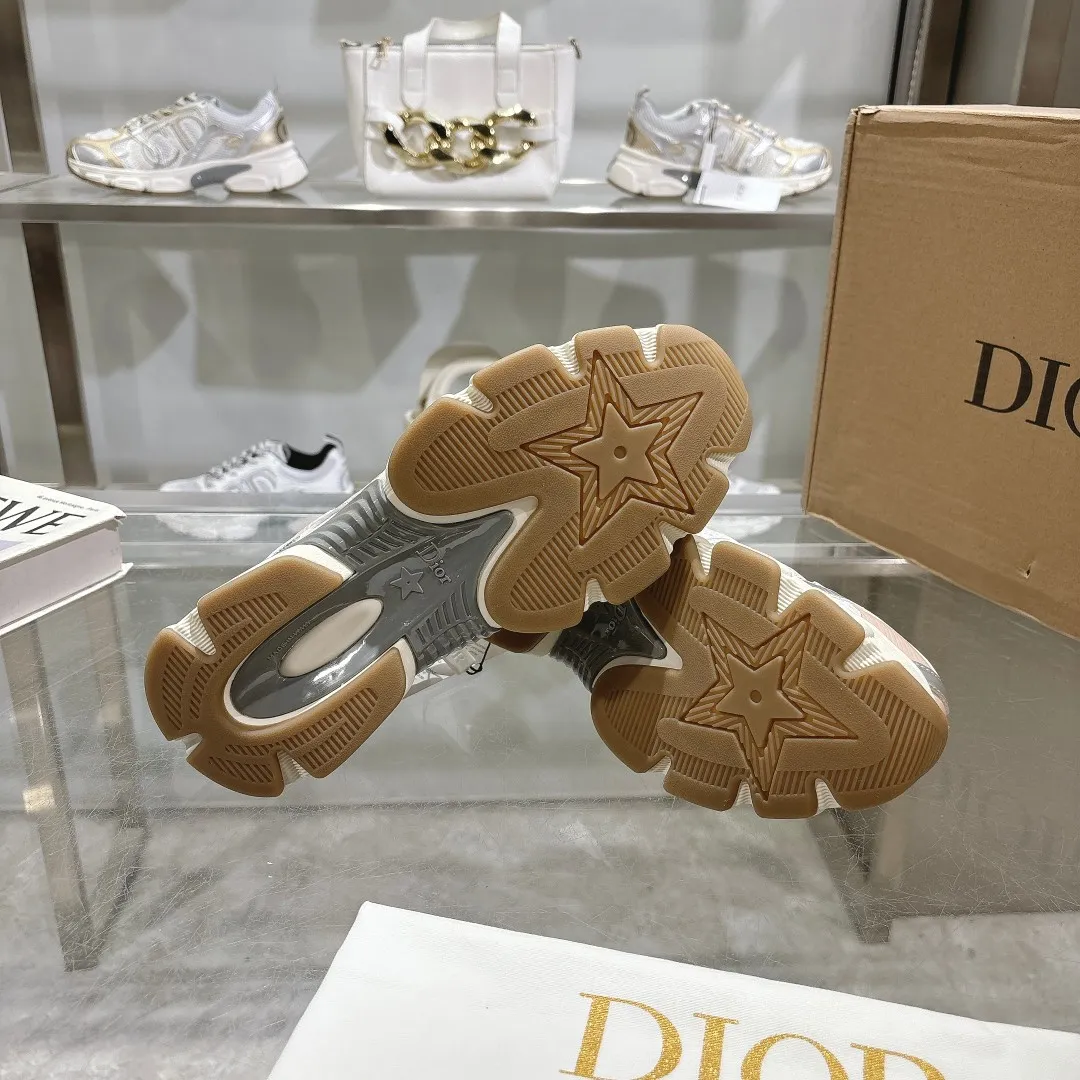 👟👟Ex-factory price 560👟👟 This Dior Chrono sneaker is a new product of the 2024 autumn ready-to-wear series, reinterpreting running shoes with Dior's high-end style. White mesh fabric is paired with nude and silver-toned laminated leather-effect panels, as well as CD logos on the sides, a star patch on the tongue and a Dior logo on the heel. Featuring tri-color laces, a lightweight sole and star embellishments for a casual look all year round. ✅Size: 35-40 ✅Packaging: With counter packaging and Dior outer box